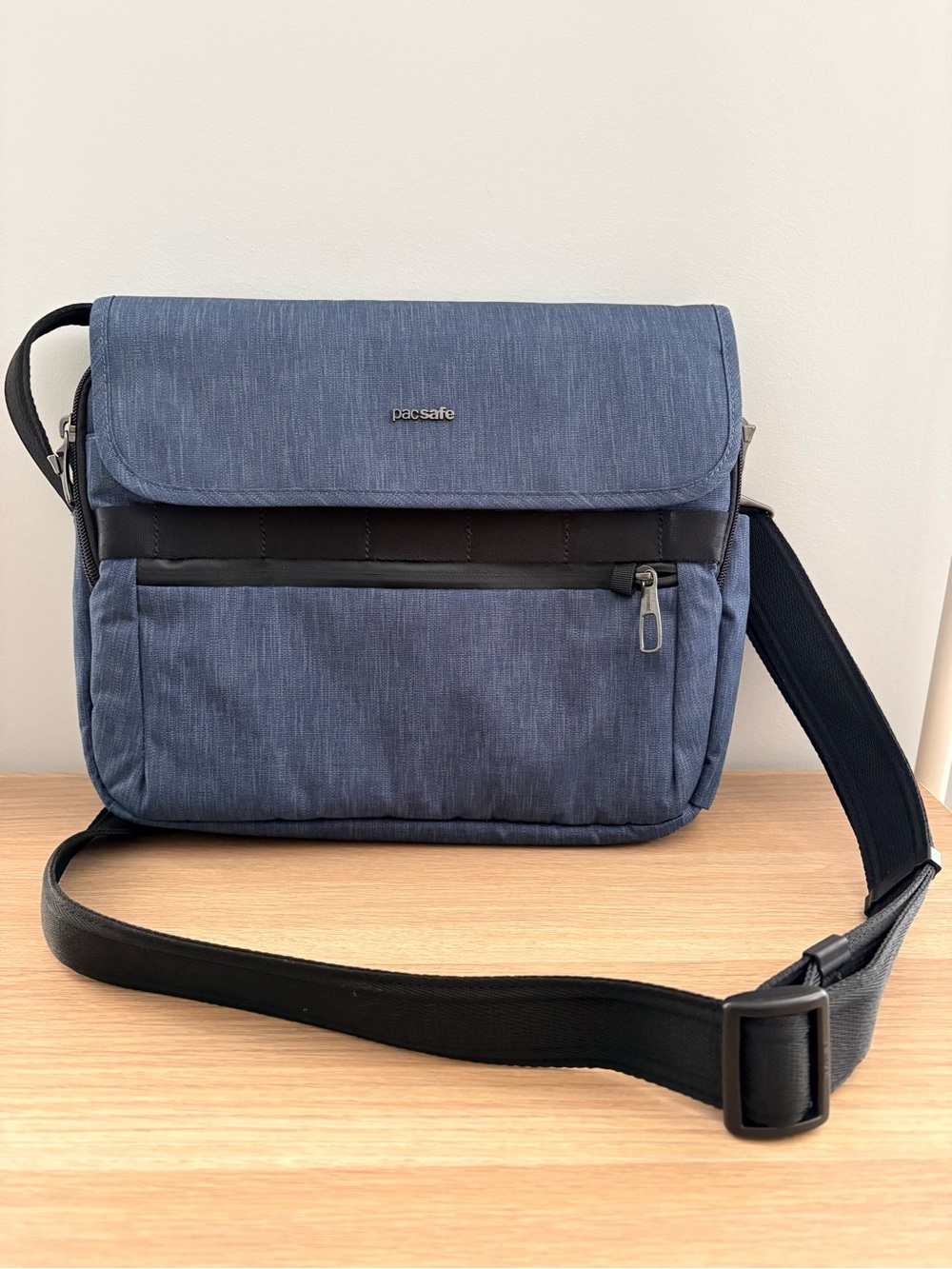 Pacsafe Metrosafe Anti-Theft Crossbody Messenger Bag - Adjustable Strap Like New